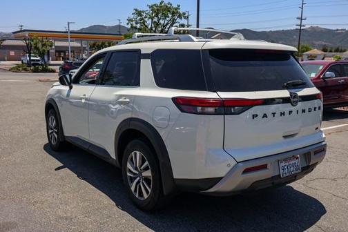 2023 Nissan Pathfinder SL