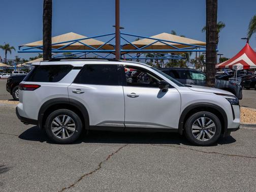 Everest White P 2026 Nissan Pathfinder SL