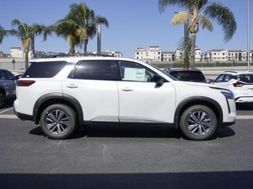 Everest White P 2026 Nissan Pathfinder SL
