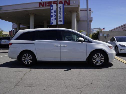 White Diamond Pearl 2016 Honda Odyssey SE