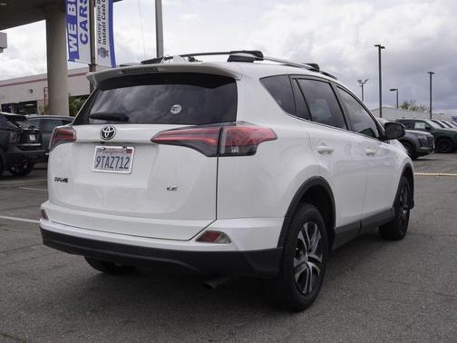 Super White 2018 Toyota RAV4 LE