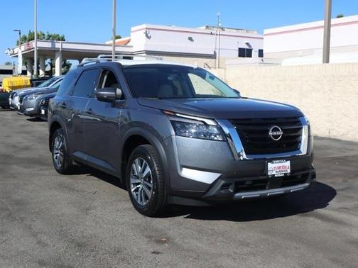 2025 Nissan Pathfinder SL