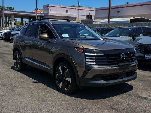 2025 Nissan Kicks SR