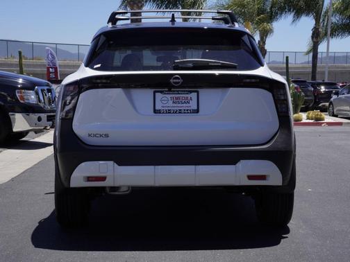 Aspen White / Super Black 2026 Nissan Kicks SV