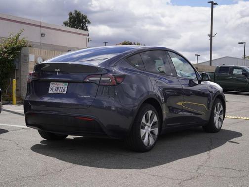 Midnight Silver Metallic 2023 Tesla Model Y Long Range