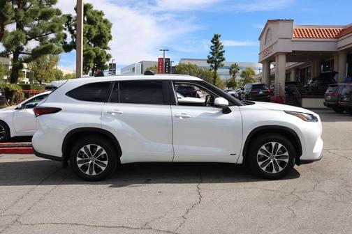 2024 Toyota Highlander Hybrid XLE