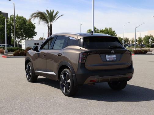 Canyon Bronze M 2026 Nissan Kicks SR