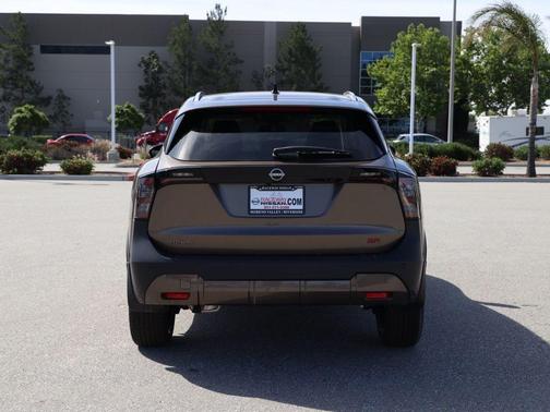 Canyon Bronze M 2026 Nissan Kicks SR