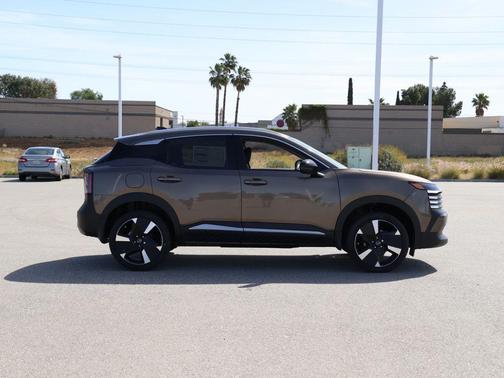 Canyon Bronze M 2026 Nissan Kicks SR