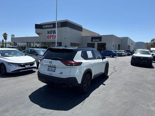 2 Tone White / Black Roof 2023 Nissan Rogue SV