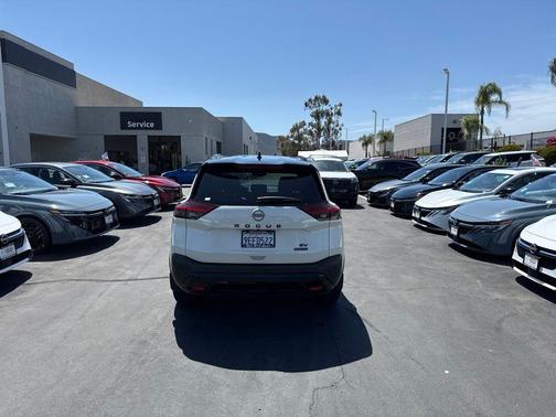 2 Tone White / Black Roof 2023 Nissan Rogue SV
