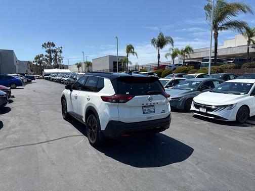 2 Tone White / Black Roof 2023 Nissan Rogue SV