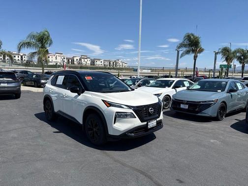 2 Tone White / Black Roof 2023 Nissan Rogue SV