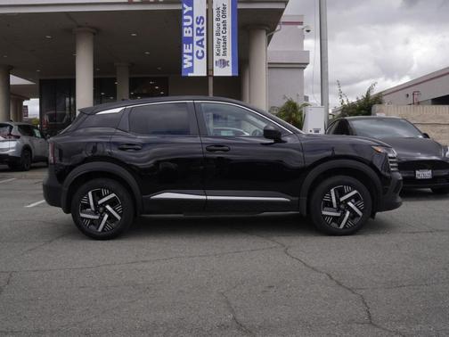 Super Black 2025 Nissan Kicks SV