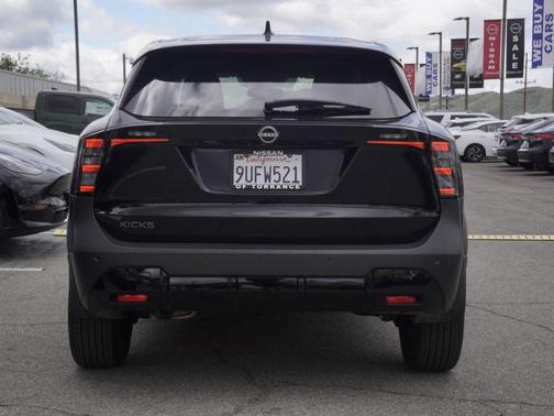 Super Black 2025 Nissan Kicks SV
