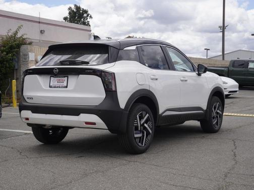 2t Wht Blk Roof 2026 Nissan Kicks SV