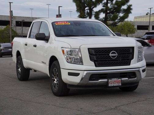2023 Nissan Titan SV