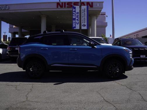 2t Ice Blk Roof 2026 Nissan Kicks SR