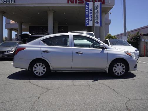 Brilliant Silver Metallic 2018 Nissan Versa 1.6 S+