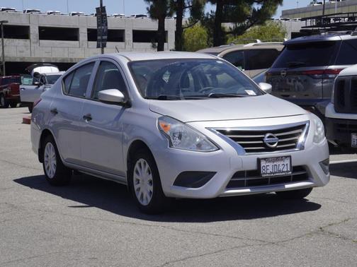 Brilliant Silver Metallic 2018 Nissan Versa 1.6 S+
