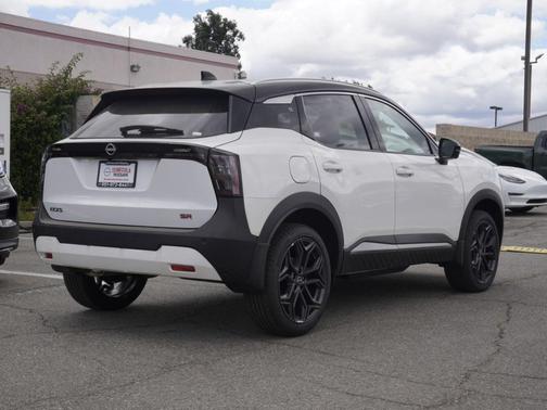 2t Wht Blk Roof 2026 Nissan Kicks SR