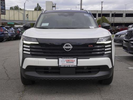 2t Wht Blk Roof 2026 Nissan Kicks SR