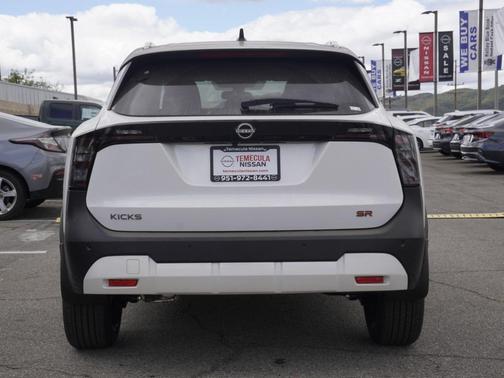 2t Wht Blk Roof 2026 Nissan Kicks SR