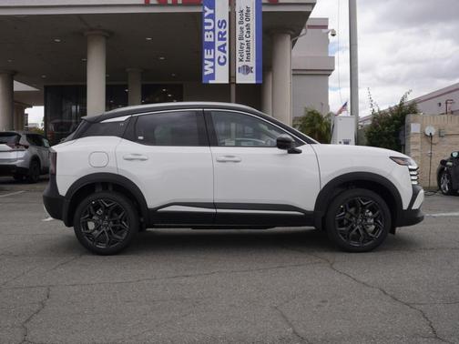 2t Wht Blk Roof 2026 Nissan Kicks SR