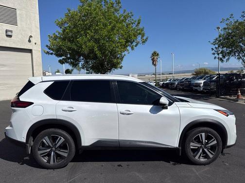 Everest White P 2024 Nissan Rogue SL