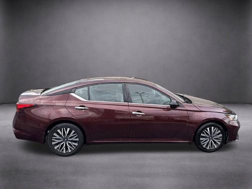 Garnet Pearl Me 2024 Nissan Altima 2.5 SV