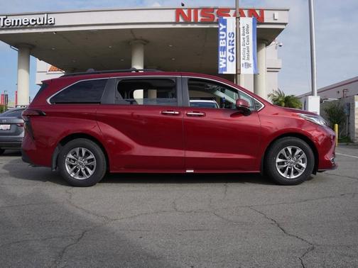 2022 Toyota Sienna XLE