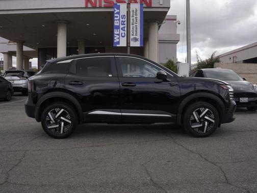 Super Black 2025 Nissan Kicks SV