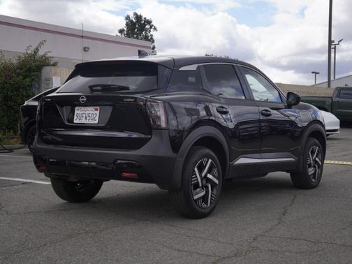 Super Black 2025 Nissan Kicks SV