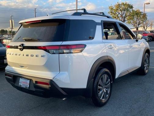 2025 Nissan Pathfinder SV