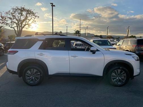 2025 Nissan Pathfinder SV