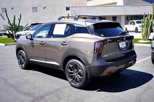 Canyon Bronze M 2026 Nissan Kicks SR