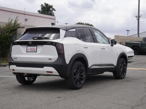 2t Wht Blk Roof 2026 Nissan Kicks SR