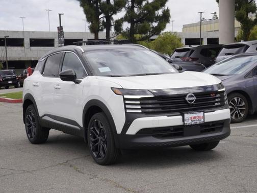 2t Wht Blk Roof 2026 Nissan Kicks SR