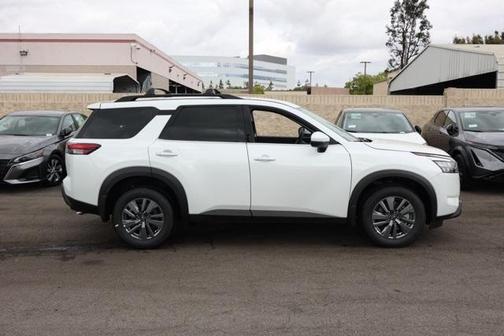 2025 Nissan Pathfinder SV