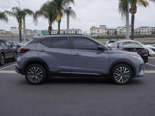 Boulder Gray Pearl 2023 Nissan Kicks SR