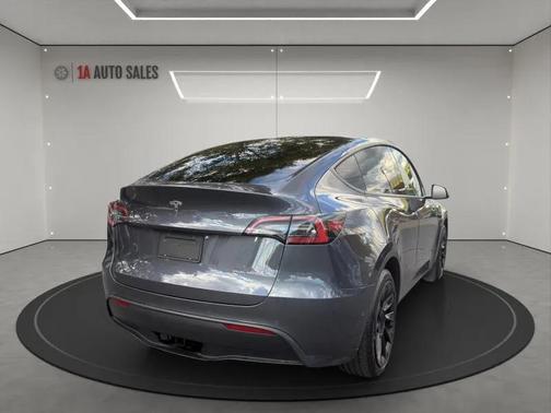 2022 Tesla Model Y Long Range Dual Motor All-Wheel Drive