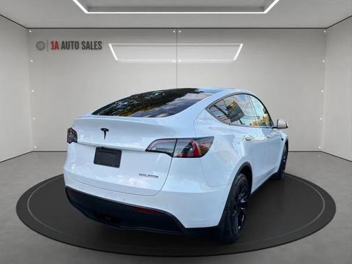 2022 Tesla Model Y Long Range Dual Motor All-Wheel Drive