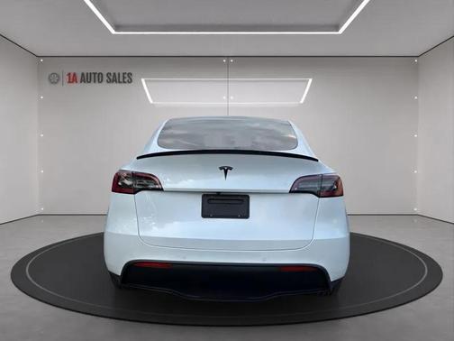 2022 Tesla Model Y Long Range Dual Motor All-Wheel Drive