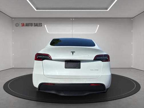 2022 Tesla Model Y Long Range Dual Motor All-Wheel Drive