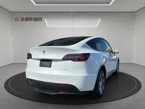2022 Tesla Model Y Long Range Dual Motor All-Wheel Drive