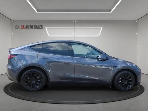 2022 Tesla Model Y Long Range Dual Motor All-Wheel Drive