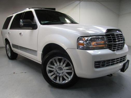 White Platinum Metallic 2013 Lincoln Navigator Base