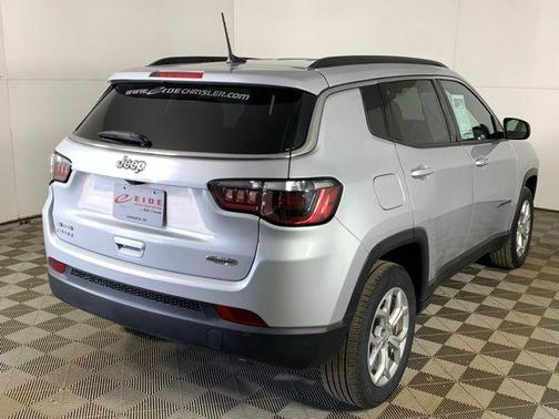 Silver Zynith Metallic Clearcoat 2024 Jeep Compass Latitude