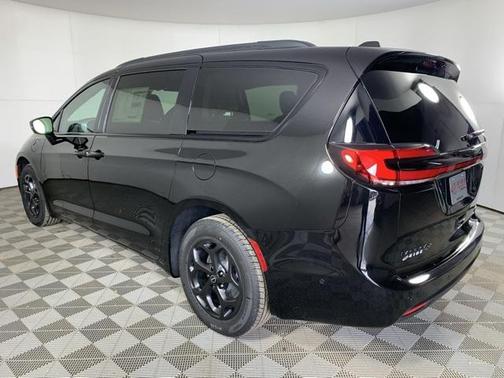 2025 Chrysler Pacifica Hybrid Select