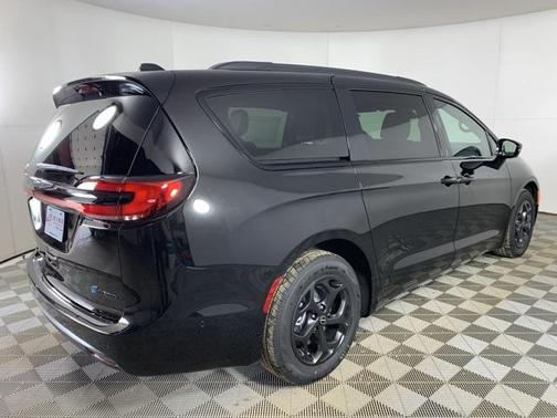 2025 Chrysler Pacifica Hybrid Select